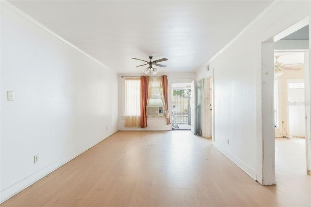 合同活跃: $150,000 (2 贝兹, 1 浴室, 875 平方英尺)