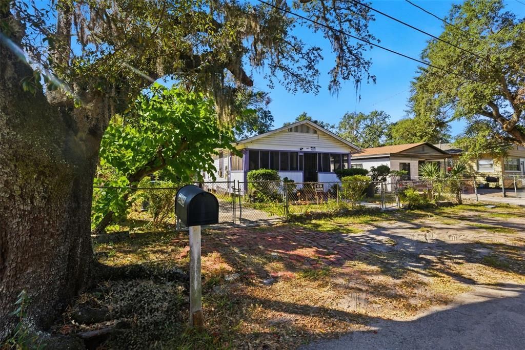 合同活跃: $150,000 (2 贝兹, 1 浴室, 875 平方英尺)