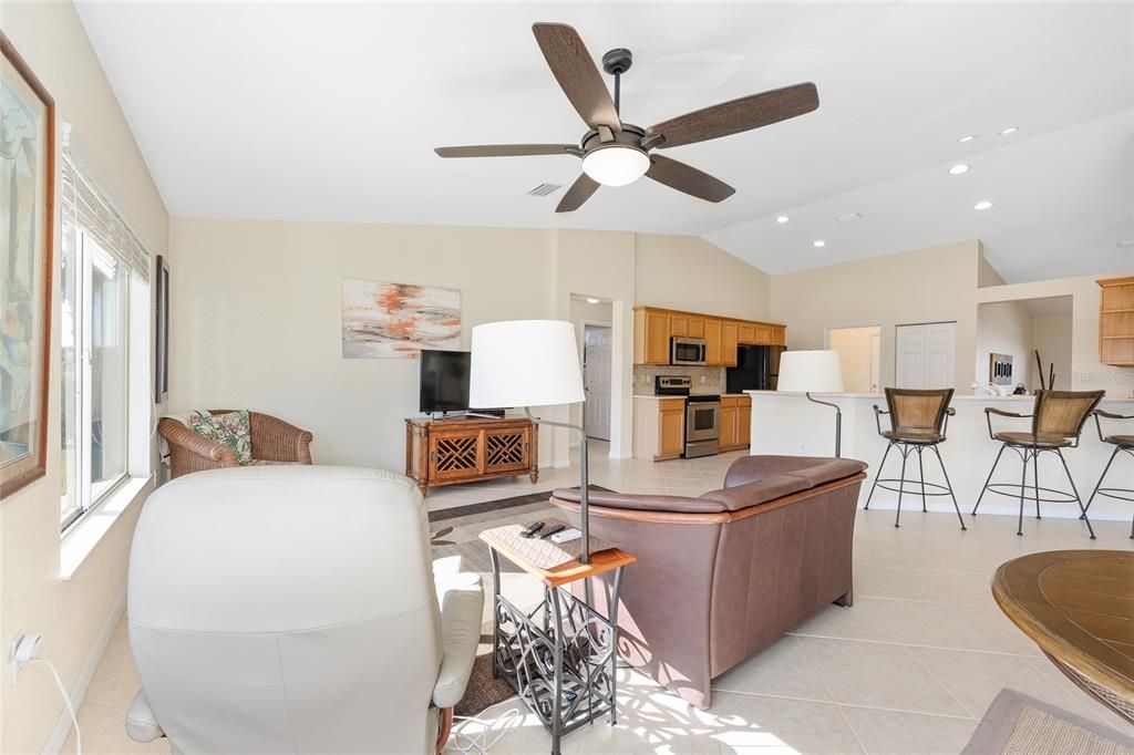 合同活跃: $389,000 (3 贝兹, 2 浴室, 1997 平方英尺)