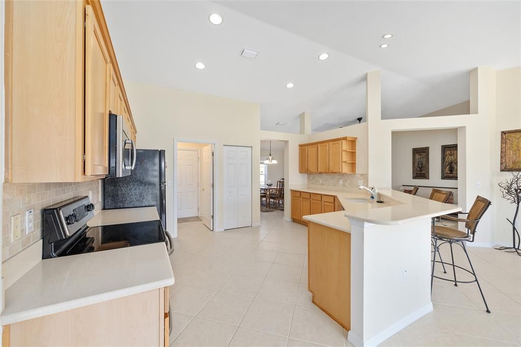 合同活跃: $389,000 (3 贝兹, 2 浴室, 1997 平方英尺)