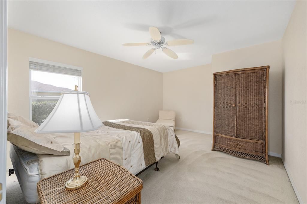 合同活跃: $389,000 (3 贝兹, 2 浴室, 1997 平方英尺)