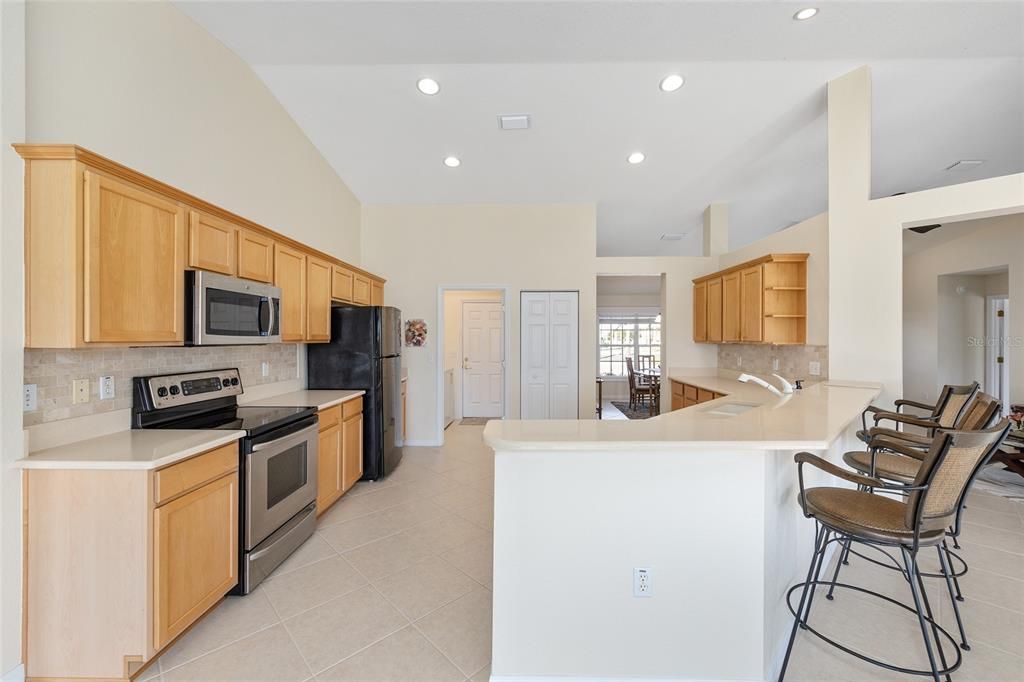 合同活跃: $389,000 (3 贝兹, 2 浴室, 1997 平方英尺)