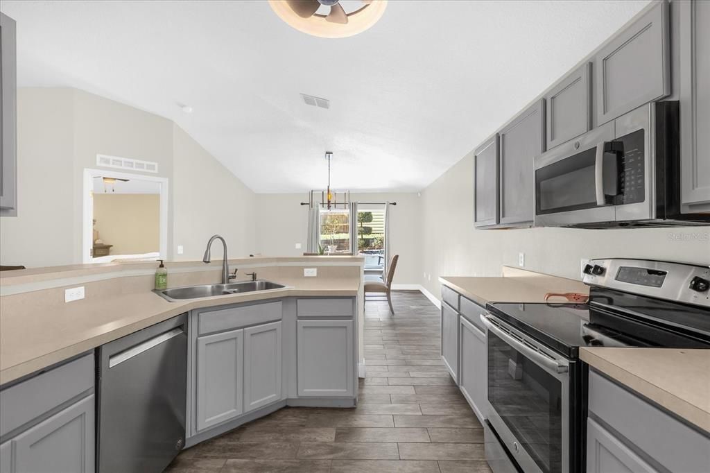 Active With Contract: $300,000 (3 beds, 2 baths, 1612 Square Feet)