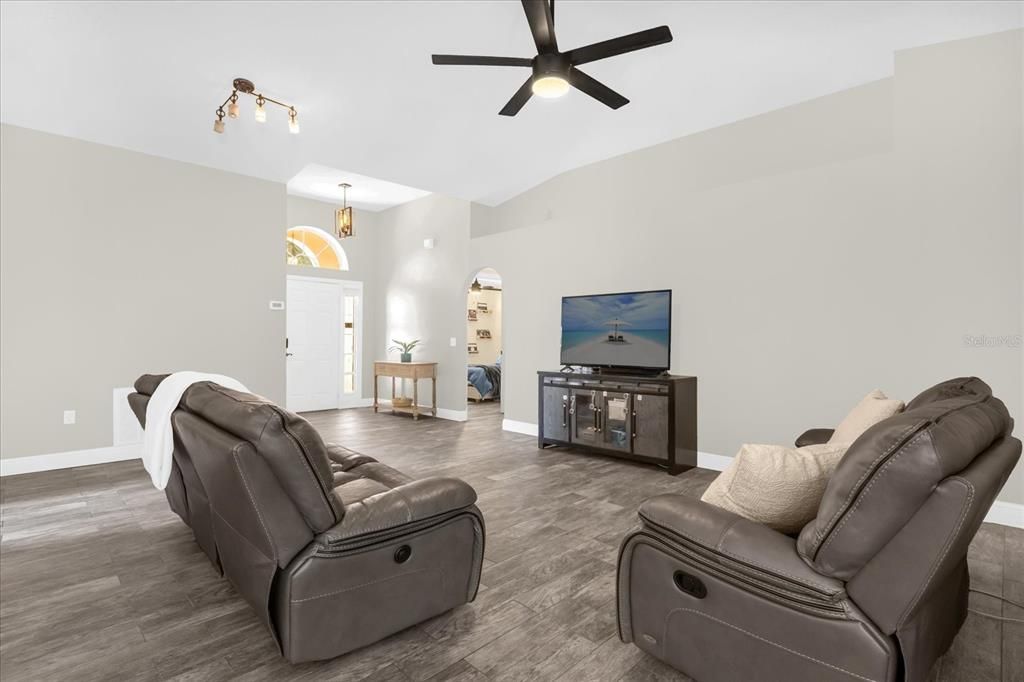 Active With Contract: $300,000 (3 beds, 2 baths, 1612 Square Feet)