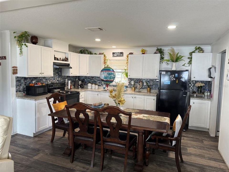 На продажу: $449,900 (3 спален, 2 ванн, 1303 Квадратных фут)