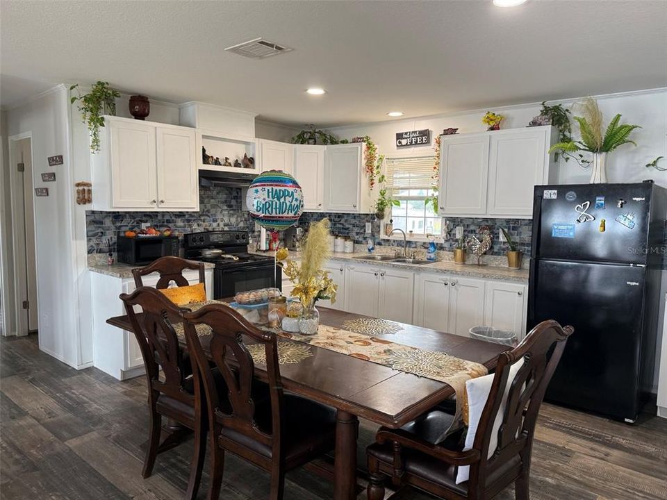 На продажу: $449,900 (3 спален, 2 ванн, 1303 Квадратных фут)