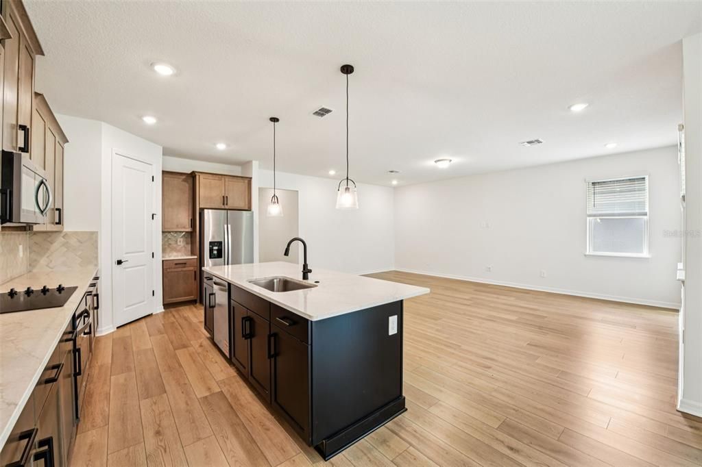 En Venta: $441,510 (4 camas, 3 baños, 2190 Pies cuadrados)