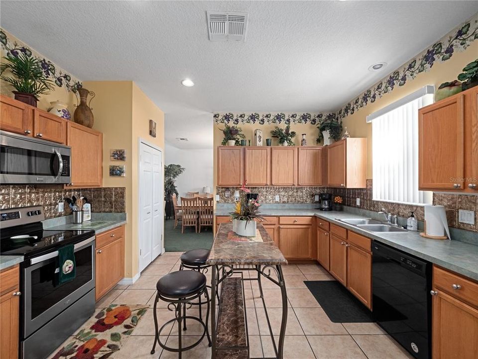 For Sale: $525,000 (5 beds, 3 baths, 3052 Square Feet)