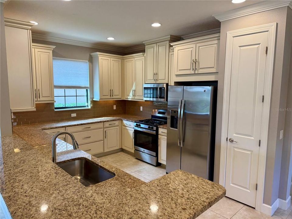 For Rent: $3,100 (3 beds, 2 baths, 1917 Square Feet)