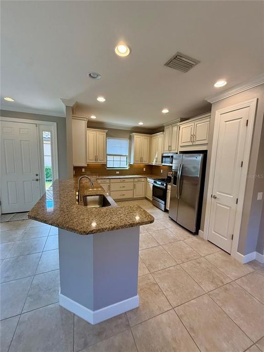 For Rent: $3,100 (3 beds, 2 baths, 1917 Square Feet)