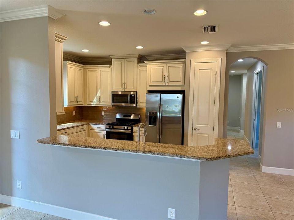 For Rent: $3,100 (3 beds, 2 baths, 1917 Square Feet)