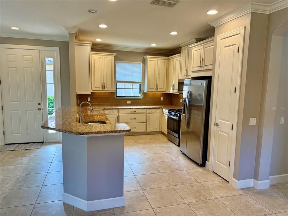 For Rent: $3,100 (3 beds, 2 baths, 1917 Square Feet)