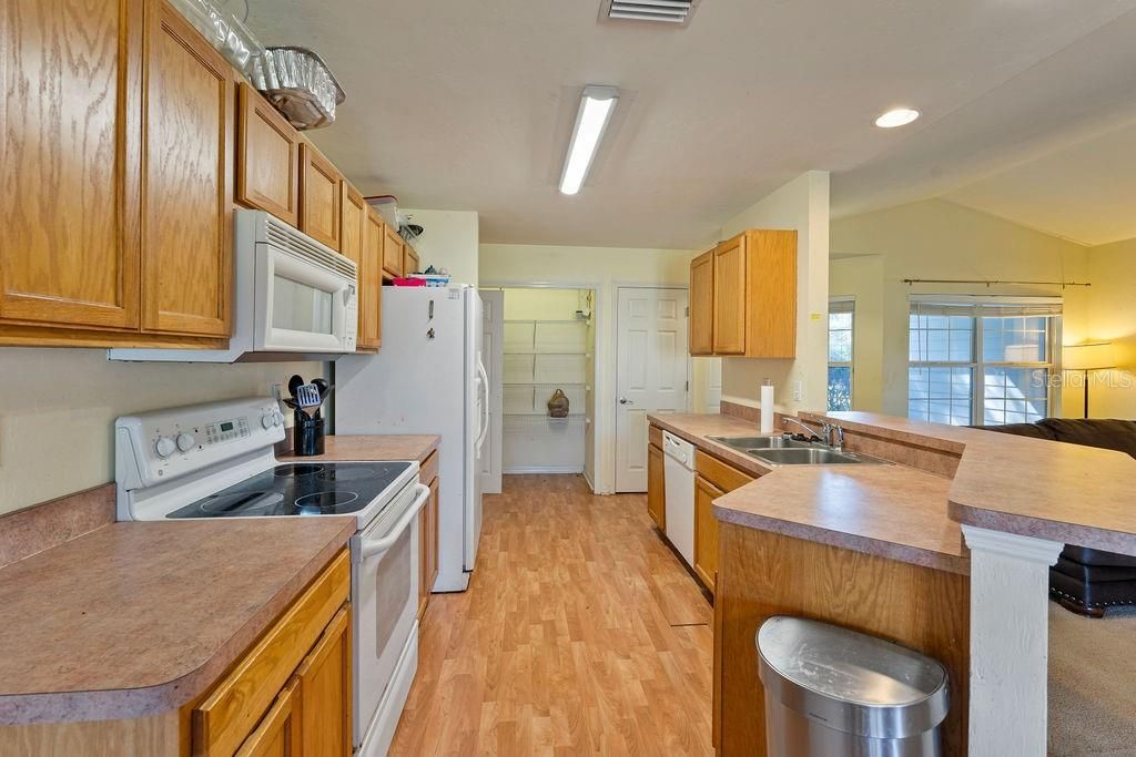 En Venta: $379,900 (4 camas, 2 baños, 1343 Pies cuadrados)