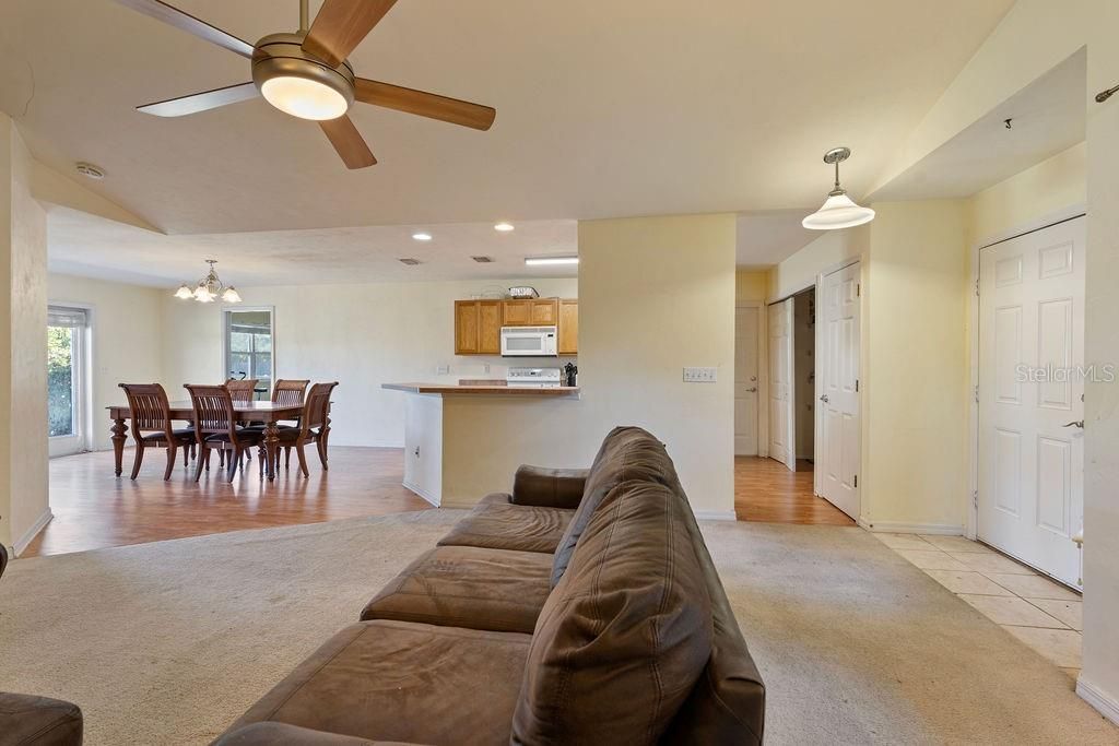 En Venta: $379,900 (4 camas, 2 baños, 1343 Pies cuadrados)