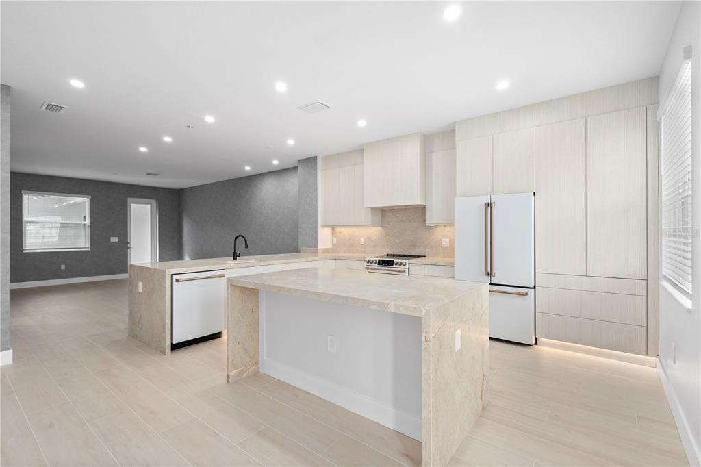 На продажу: $595,000 (3 спален, 2 ванн, 1776 Квадратных фут)