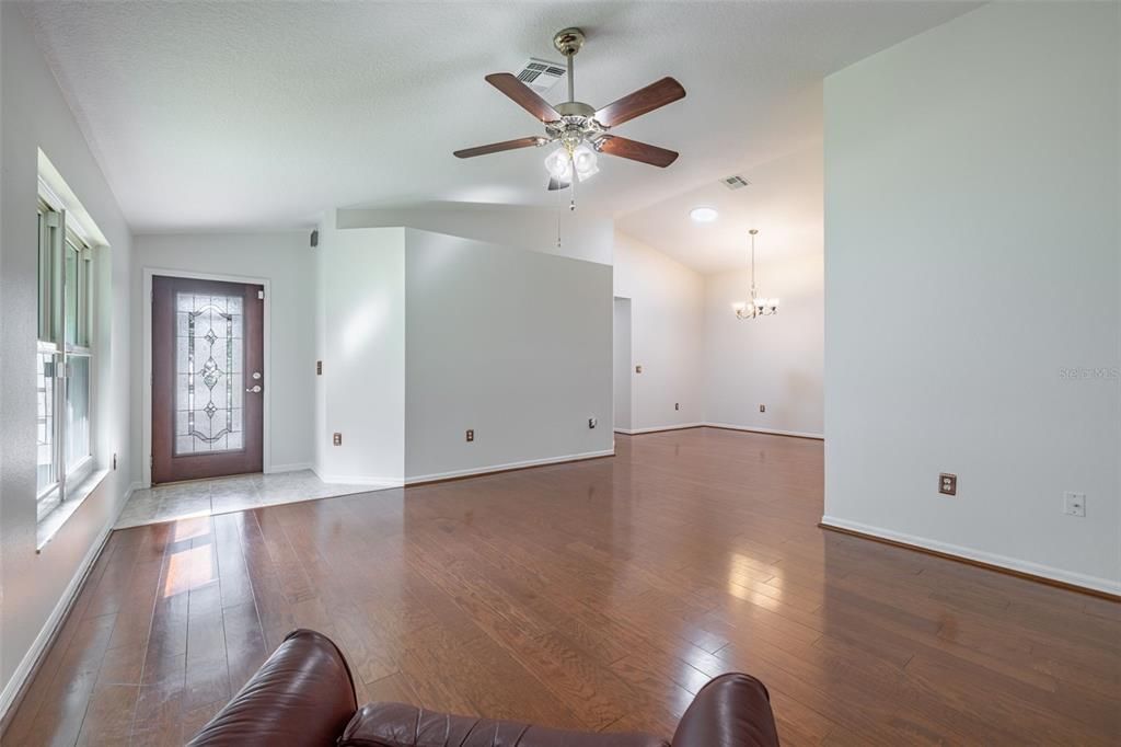 En Venta: $299,900 (3 camas, 2 baños, 1564 Pies cuadrados)