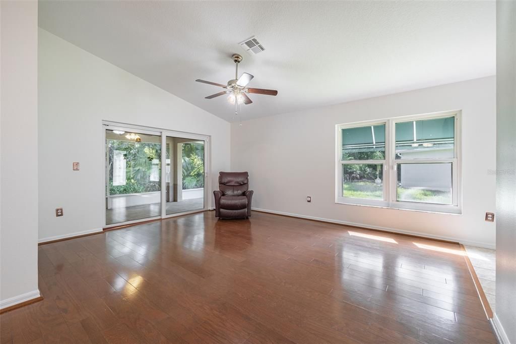 En Venta: $299,900 (3 camas, 2 baños, 1564 Pies cuadrados)