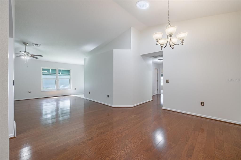 En Venta: $299,900 (3 camas, 2 baños, 1564 Pies cuadrados)