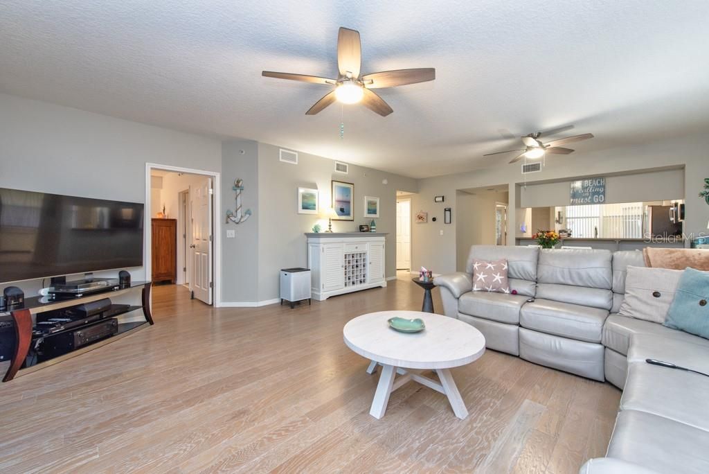 Active With Contract: $410,000 (3 beds, 2 baths, 1576 Square Feet)