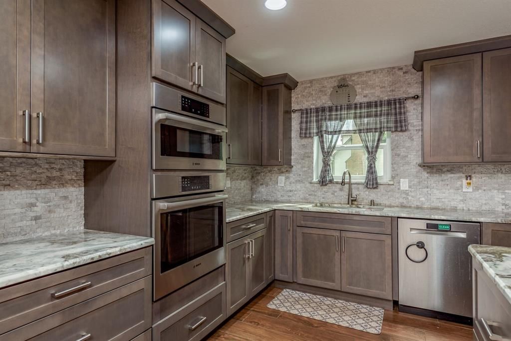 En Venta: $879,000 (3 camas, 3 baños, 2330 Pies cuadrados)