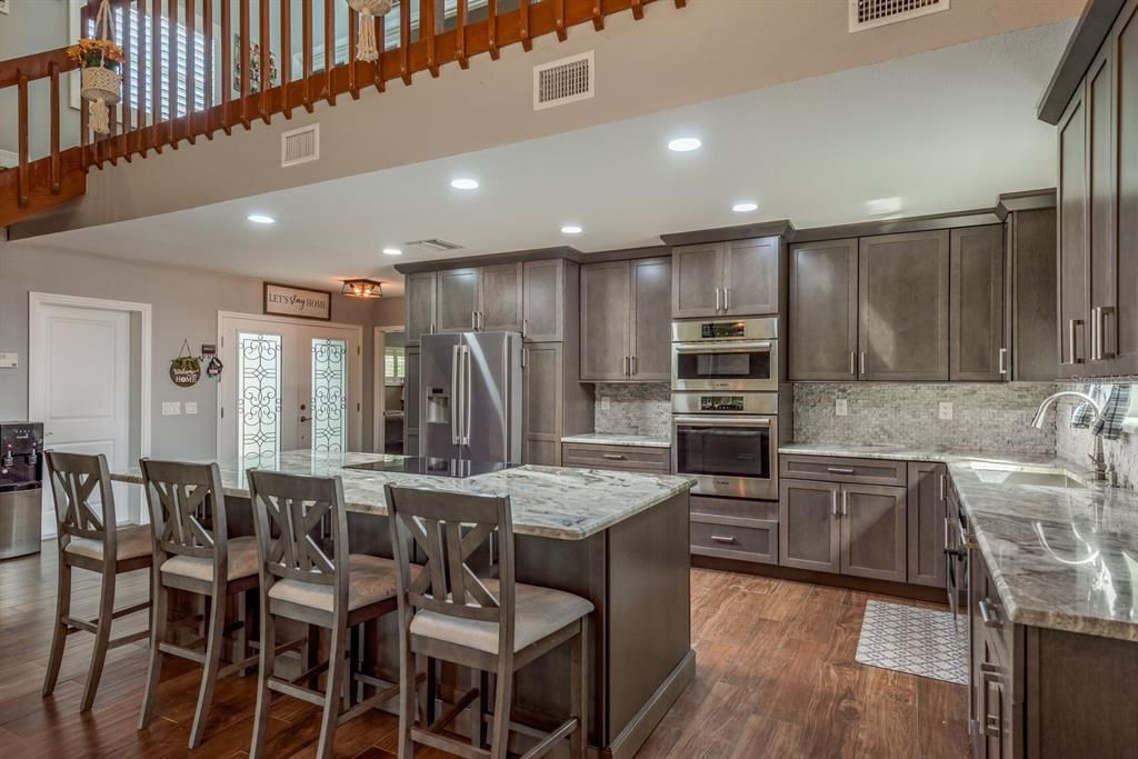 En Venta: $879,000 (3 camas, 3 baños, 2330 Pies cuadrados)