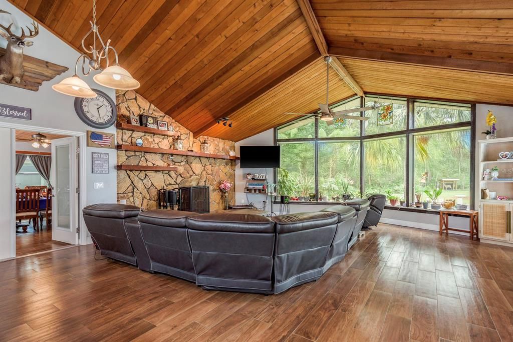 En Venta: $879,000 (3 camas, 3 baños, 2330 Pies cuadrados)