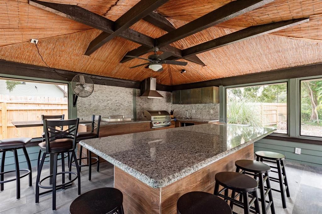 En Venta: $879,000 (3 camas, 3 baños, 2330 Pies cuadrados)