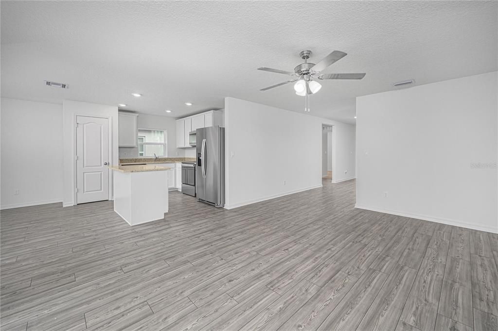 Active With Contract: $274,900 (3 beds, 2 baths, 1401 Square Feet)