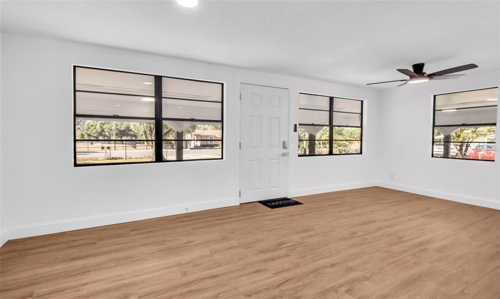 На продажу: $349,999 (3 спален, 2 ванн, 1452 Квадратных фут)