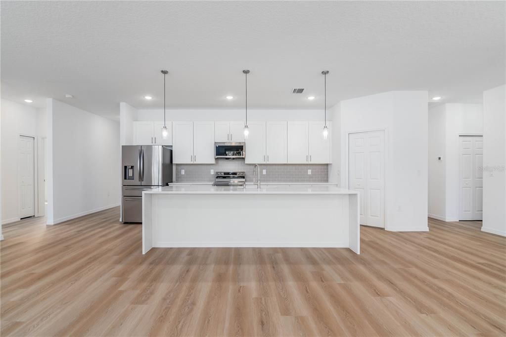 En Venta: $385,000 (4 camas, 3 baños, 2000 Pies cuadrados)