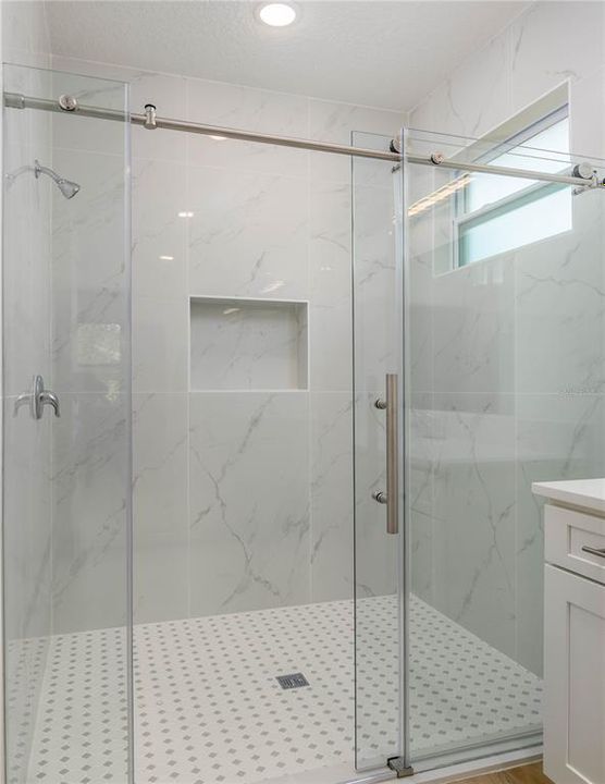 En Venta: $385,000 (4 camas, 3 baños, 2000 Pies cuadrados)