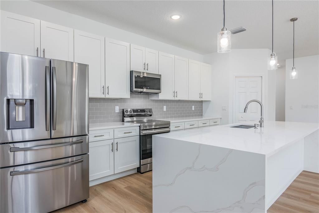 En Venta: $385,000 (4 camas, 3 baños, 2000 Pies cuadrados)