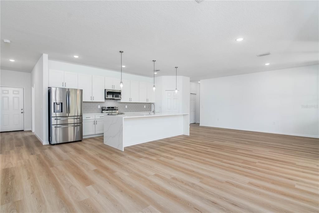 En Venta: $385,000 (4 camas, 3 baños, 2000 Pies cuadrados)