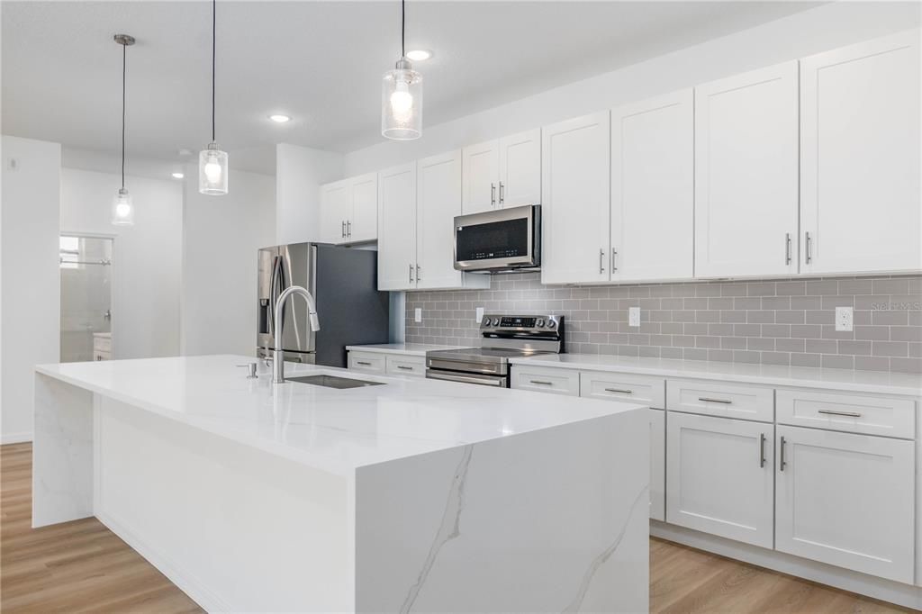 En Venta: $385,000 (4 camas, 3 baños, 2000 Pies cuadrados)