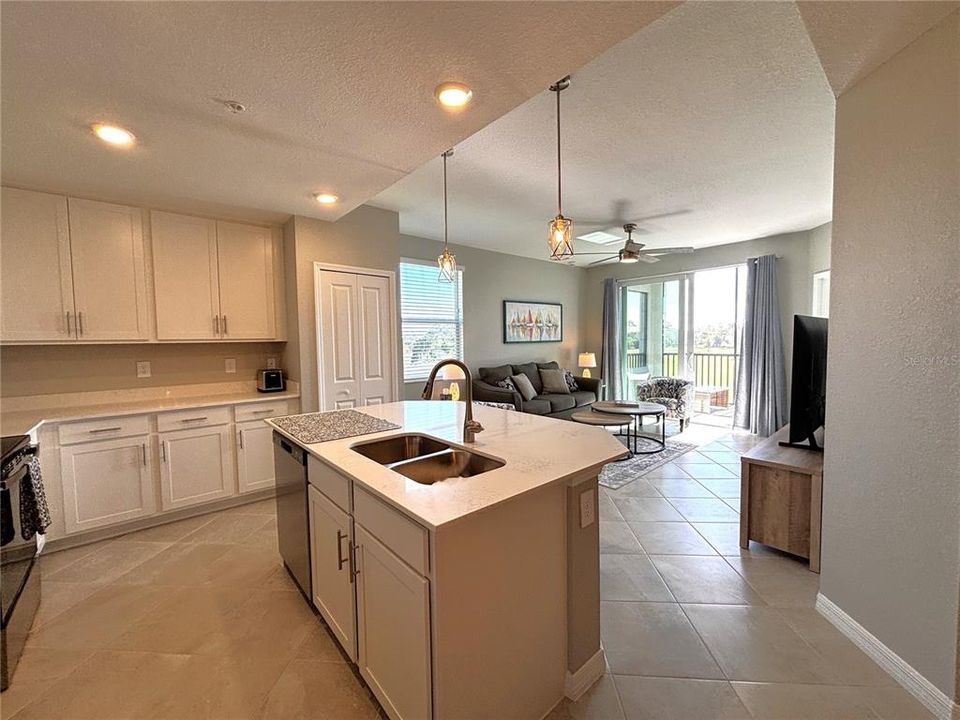 В аренду: $6,000 (3 спален, 2 ванн, 1301 Квадратных фут)