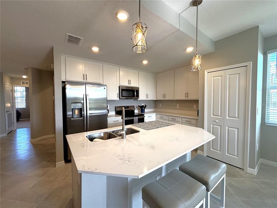 В аренду: $6,000 (3 спален, 2 ванн, 1301 Квадратных фут)