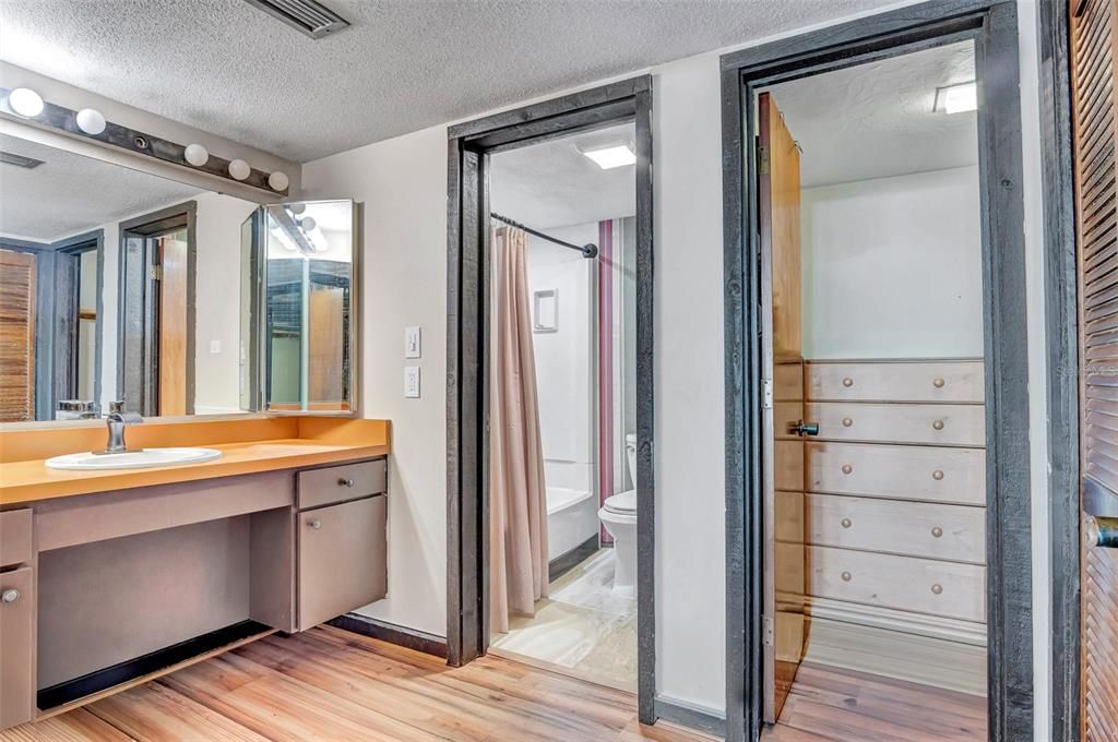 For Sale: $257,000 (2 beds, 2 baths, 2220 Square Feet)