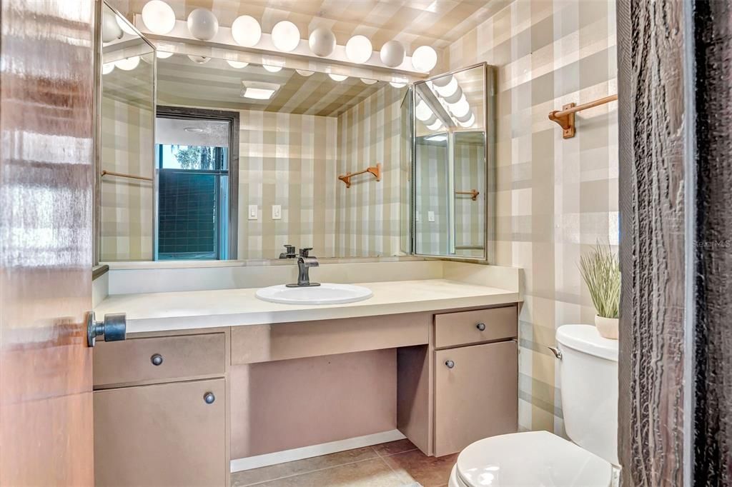 For Sale: $257,000 (2 beds, 2 baths, 2220 Square Feet)