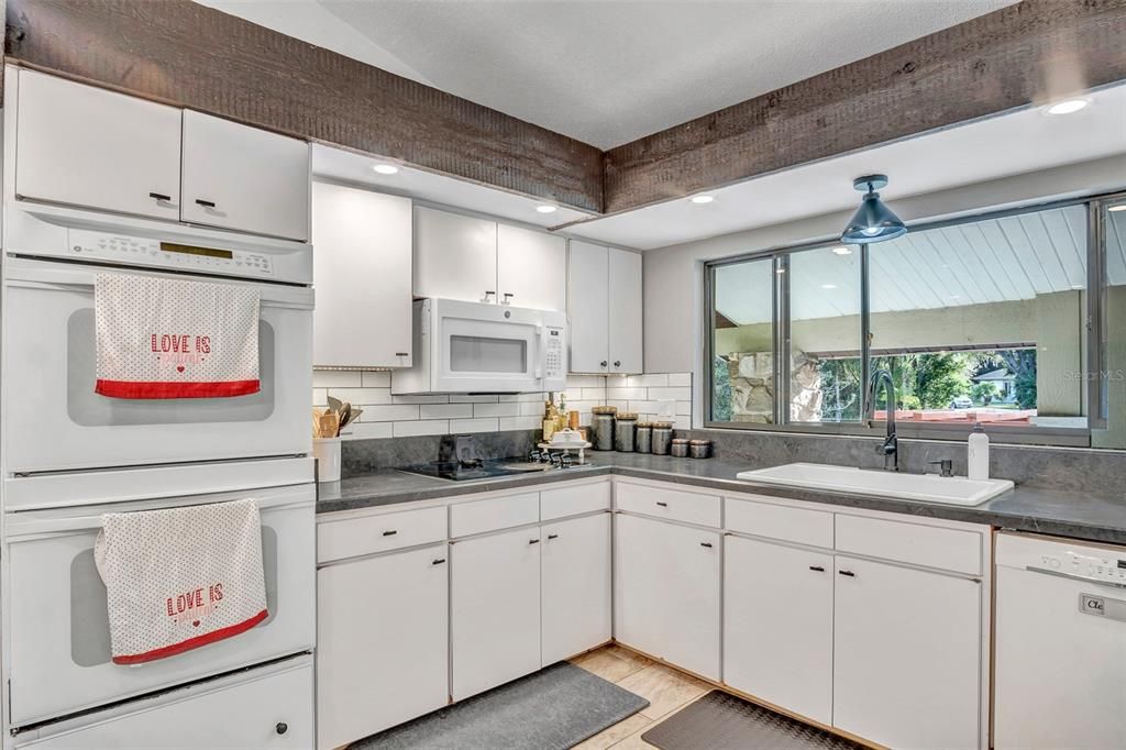 For Sale: $257,000 (2 beds, 2 baths, 2220 Square Feet)