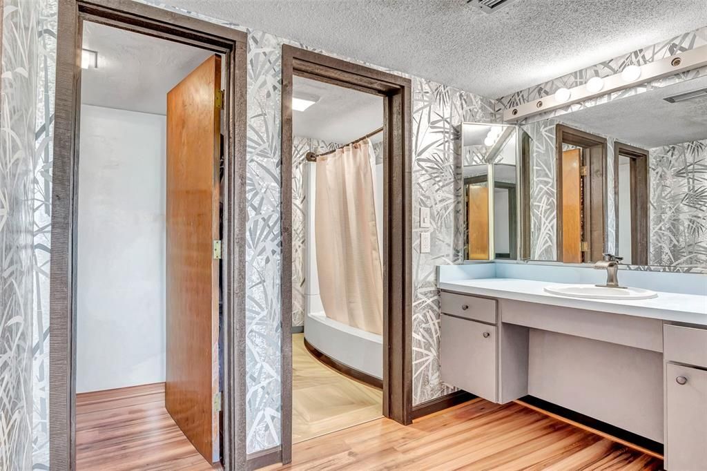 For Sale: $257,000 (2 beds, 2 baths, 2220 Square Feet)