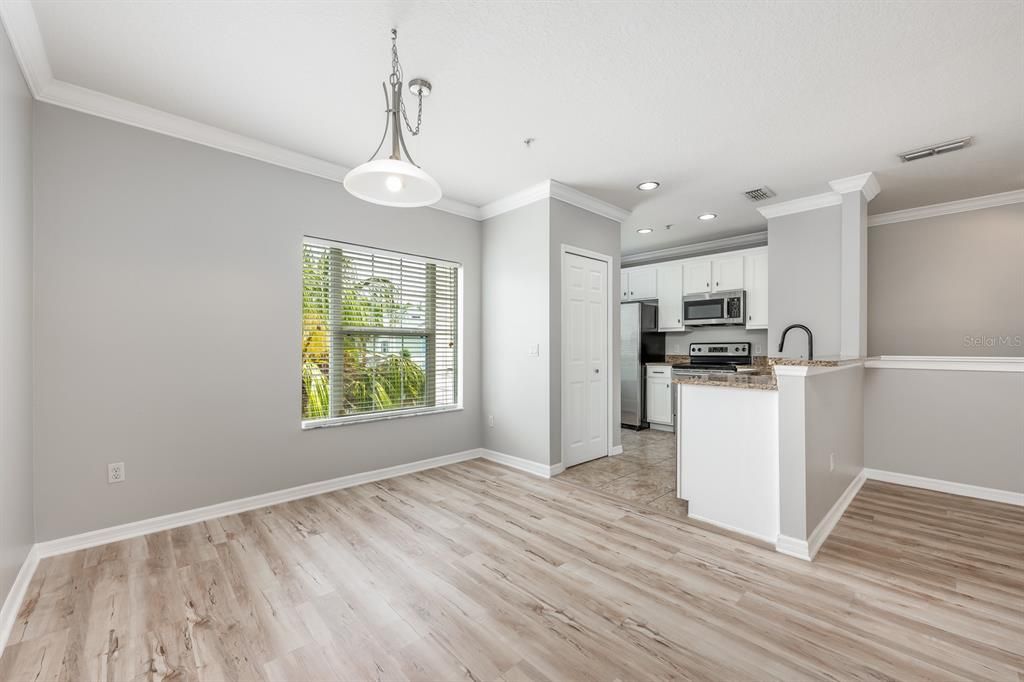 Под контрактом: $325,000 (2 спален, 2 ванн, 1129 Квадратных фут)