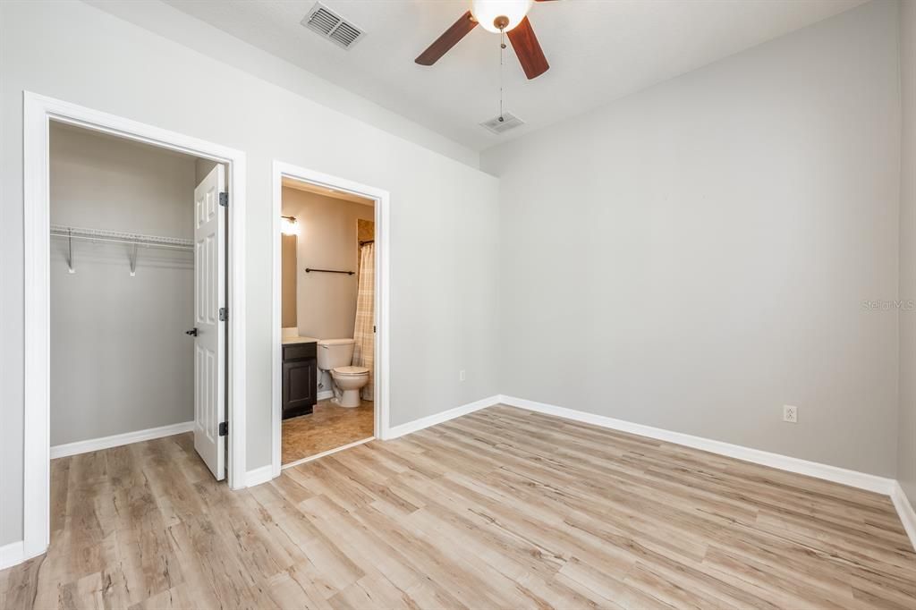 Под контрактом: $325,000 (2 спален, 2 ванн, 1129 Квадратных фут)