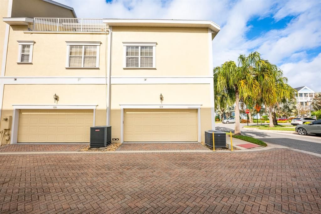 Под контрактом: $325,000 (2 спален, 2 ванн, 1129 Квадратных фут)