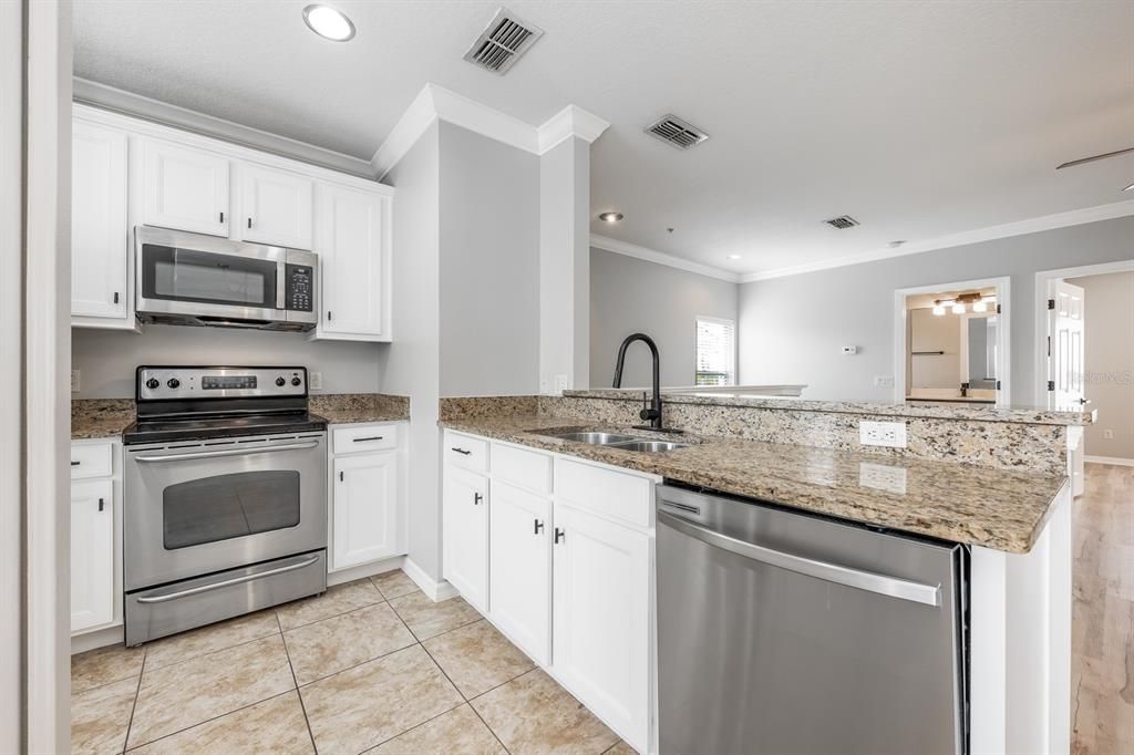 Под контрактом: $325,000 (2 спален, 2 ванн, 1129 Квадратных фут)