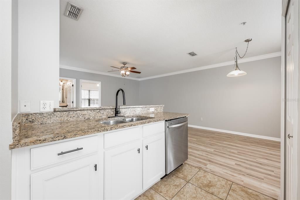 Под контрактом: $325,000 (2 спален, 2 ванн, 1129 Квадратных фут)