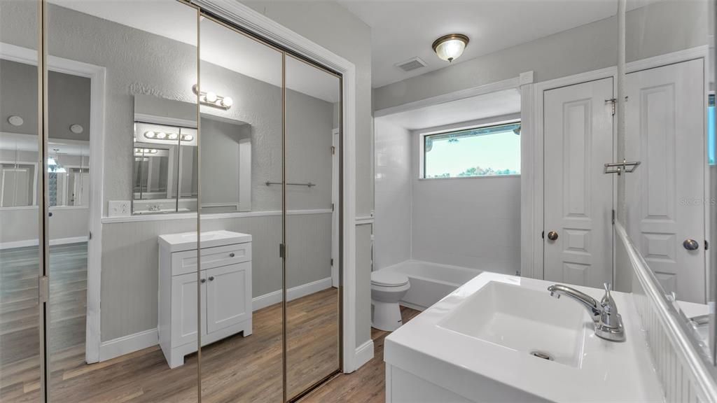 Activo con contrato: $239,900 (2 camas, 2 baños, 1167 Pies cuadrados)