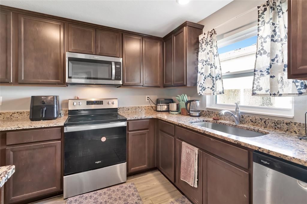 For Sale: $275,000 (3 beds, 2 baths, 1731 Square Feet)