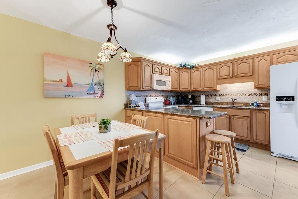 На продажу: $355,000 (2 спален, 2 ванн, 1328 Квадратных фут)