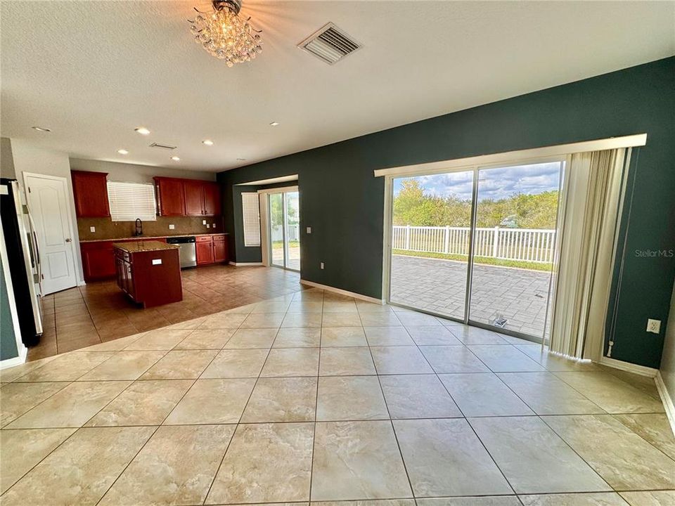 合同活跃: $2,500 (3 贝兹, 2 浴室, 2018 平方英尺)