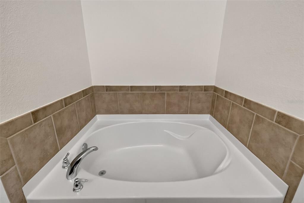 For Sale: $325,000 (4 beds, 2 baths, 1976 Square Feet)